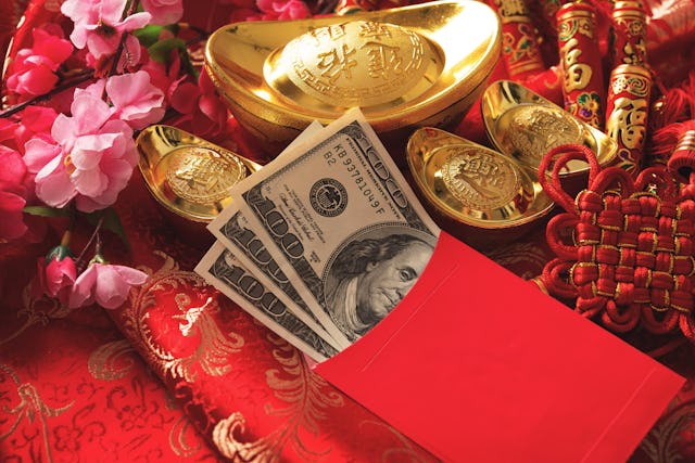 Túi màu đỏ năm mới của Trung Quốc với tiền may mắn