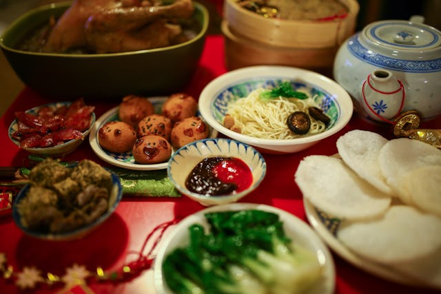 what do chinese people eat new year